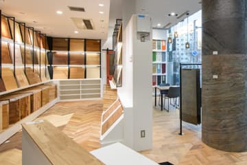 ショールームの床面に無垢フローリングを張っていますので踏み心地を確かめていただけます