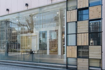 ショールームの外壁に木製サイディングを展示しています