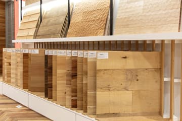 フローリングのサンプルボードを多数展示しています